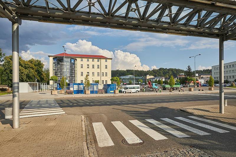 Kvůli rekonstrukci pěší zóny v Horské ulici v Trutnově je od pondělí až do května příštího roku uzavřené malé parkoviště vedle autobusového nádraží.