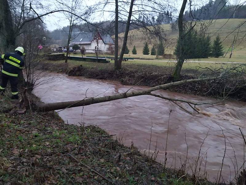 Požární jednotka Rudník-Arnultovice vyjela v neděli na kontrolu toku v katastru obce a odstranila stromy, které narušovaly hladký průtok v přístupných místech.