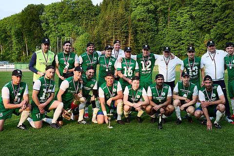 Fotbalisté Spartaku Hajnice ve středu pozvedli trofej pohár pro vítěze PENZION Poříčí Okresního poháru mužů.