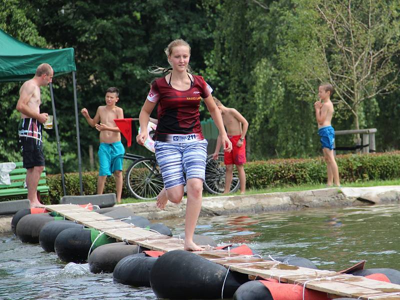 I v potápěčských ploutvích přecházeli lanžovskou lávku lidé, kteří se do obce na Královédvorsku sjeli k oblíbené letní zábavě.