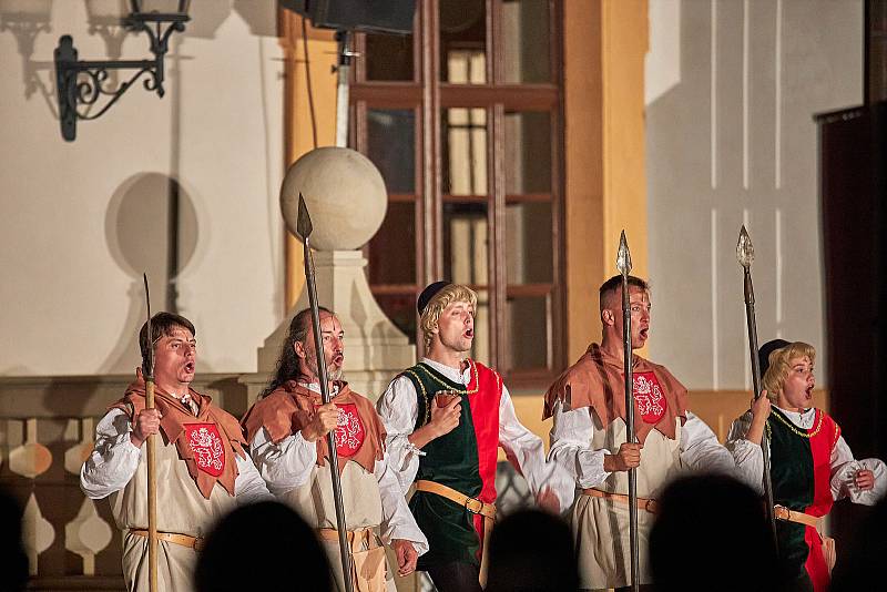 Prostředí barokního areálu hospitálu Kuks se proměnilo v jeviště muzikálu Noc na Karlštejně.