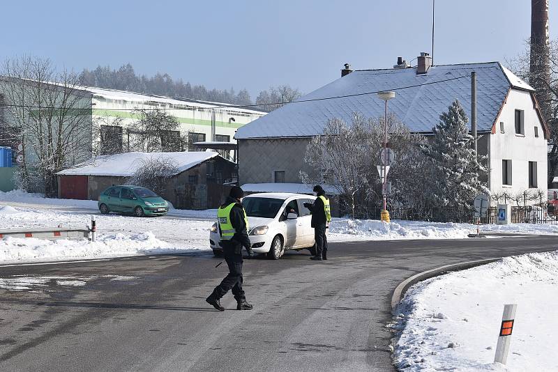 Policejní kontroly na hranicích okresu Trutnov ve Rtyni v Podkrkonoší v neděli 14. února.