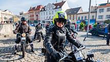 Veteran Car Club Dvůr Králové nad Labem pořádal přehlídku a jízdu historických vozidel Než vypustíme vodu z chladiče.