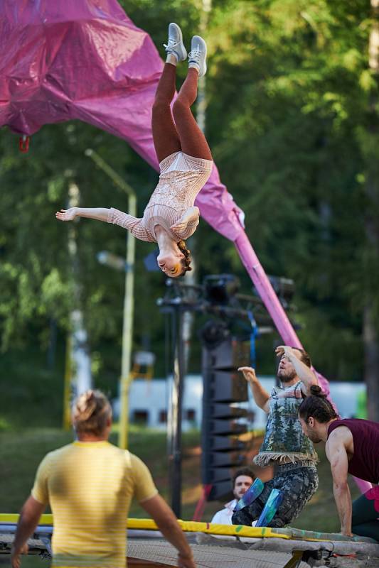 Vystoupení Cirku La Putyka na trutnovském Bojišti.