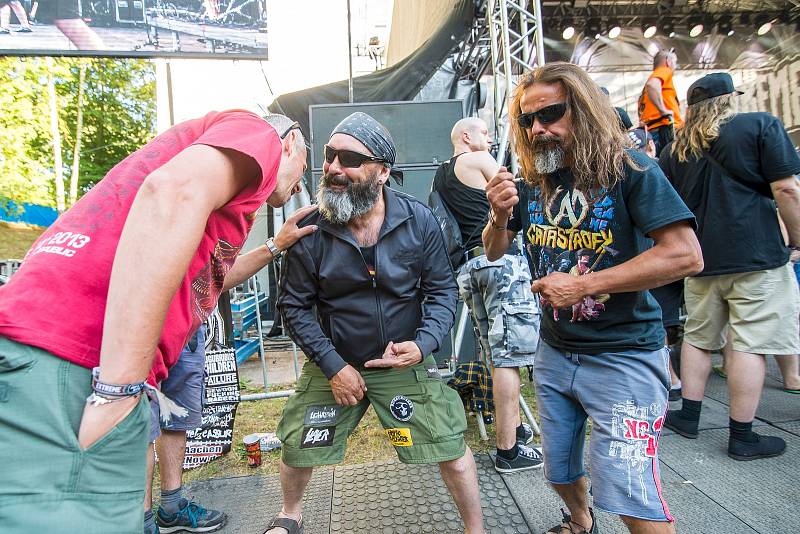 V Trutnově se rozjel festival nejtvrdší hudby Obscene Extreme. Potrvá do neděle, představí se při něm bezmála devadesát kapel z celého světa.