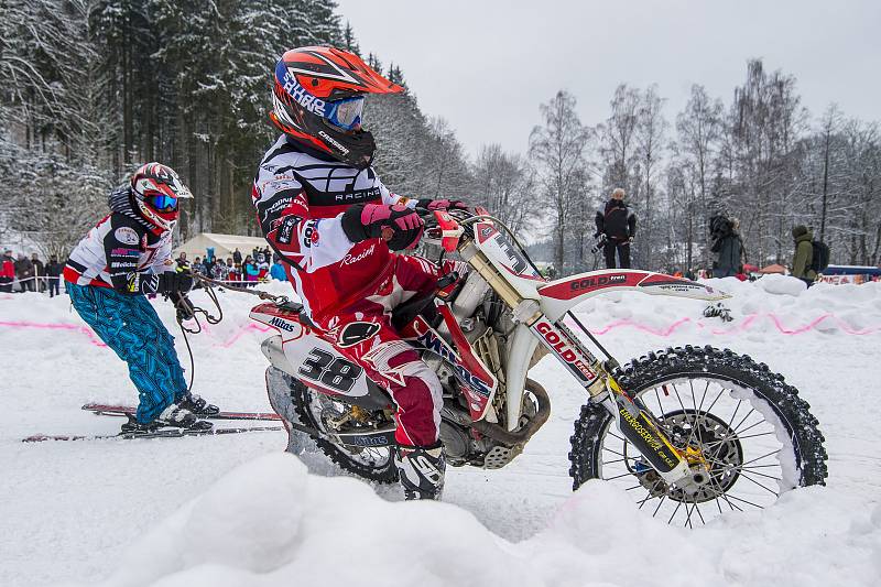 Závod mistrovství ČR v motoskijöringu v Rudníku.