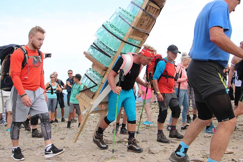 Slovenský horský nosič Vladimír Hižnay donesl na nejvyšší tuzemskou horu rekordních 165,5 kilogramu. Extrémní vynáška nákladu, kterou překonal dosavadní historické maximum, mu přitom trvala pouhé 2 hodiny a 29 minut.