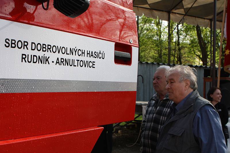 Rudník představil moderní hasičskou cisternu tatrovku, dosavadní liazku věnoval požárníkům do Horní Olešnice-Ždírnice.