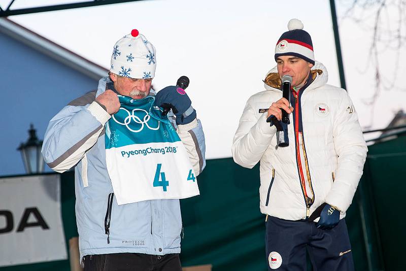 Olympijský medailista v biatlonu Michal Krčmář a Eva Samková dorazili do Vrchlabí oslavit stříbrnou a bronzovou medily. Po návratu ze zimních olympijských her v korejském Pchjongčchangu.