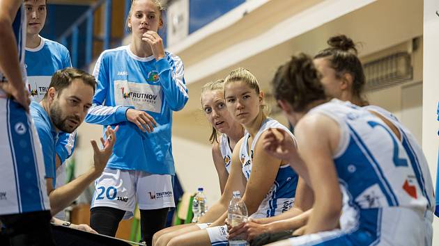 Trutnovské basketbalistky v hale pražské Slavie prohrály výsledky 61:80.