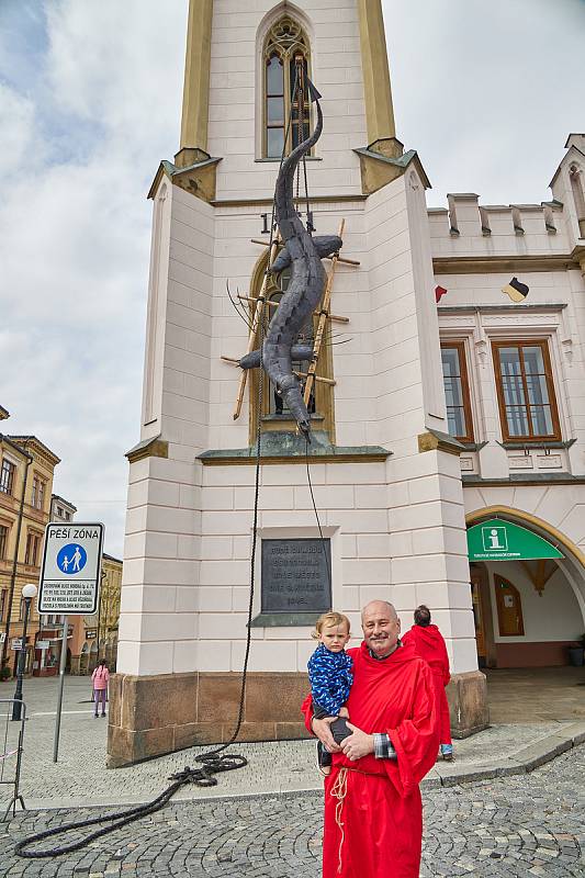 Trutnovský drak byl v sobotu vyzdvižen na věž Staré radnice na Krakonošově náměstí.