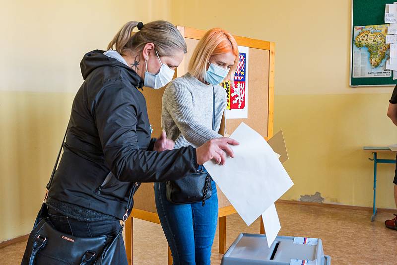 V budově trutnovského gymnázia patří hned tři učebny volebním místnostem. Volí v nich lidé z padesáti trutnovských ulic.