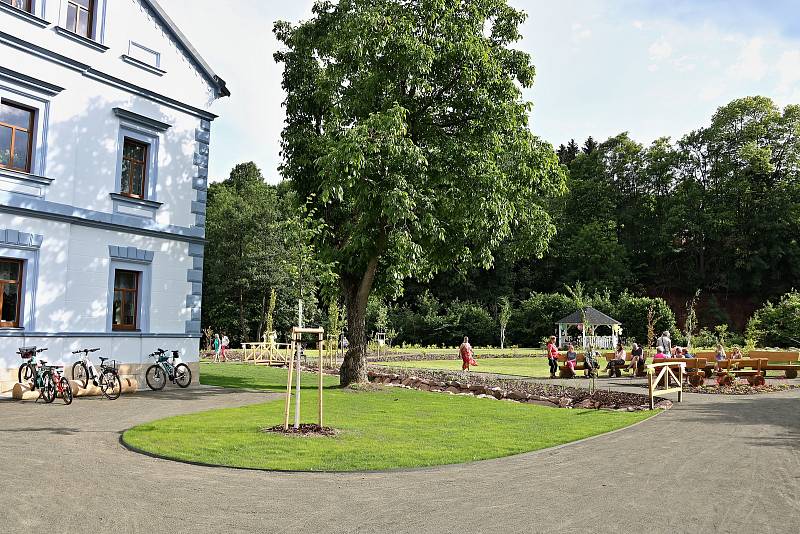 Mladé Buky mají nový obecní park.