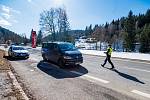 Policisté hlídali o víkendu v Herlíkovicích průjezd na silnici mezi Vrchlabím a Špindlerovým Mlýnem.