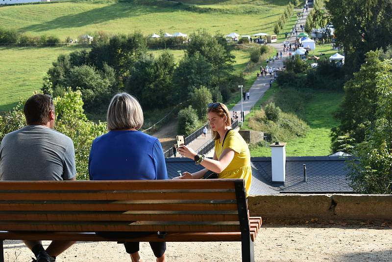 Letošní ročník Vinobraní na Kuksu byl jiný než ty předchozí. Víno neteklo po kaskádovém schodišti, stánky byly rozdělené do čtyř sektorů.