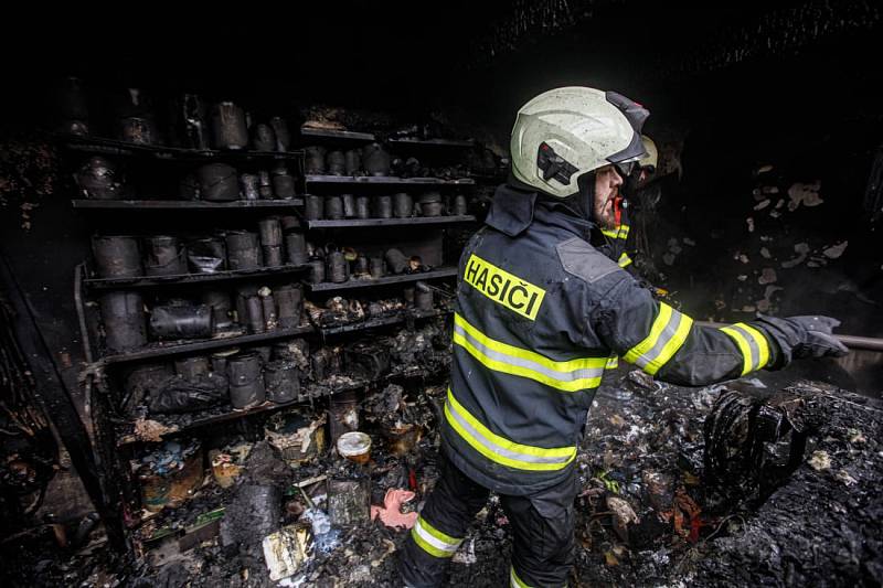 V součtu sedm jednotek hasičů vyslal operační důstojník k ohlášenému požáru přístavku rodinného domu s dílnou do obce Jasenná.