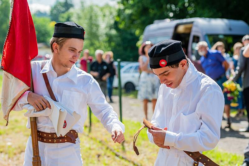 Odhalení kamenů zmizelých veliteli sokolské odbojové skupiny S 21 B Josefu Schejbalovi a jeho spolupracovníkovi Stanislavu Prouzovi v Malých Svatoňovicích.