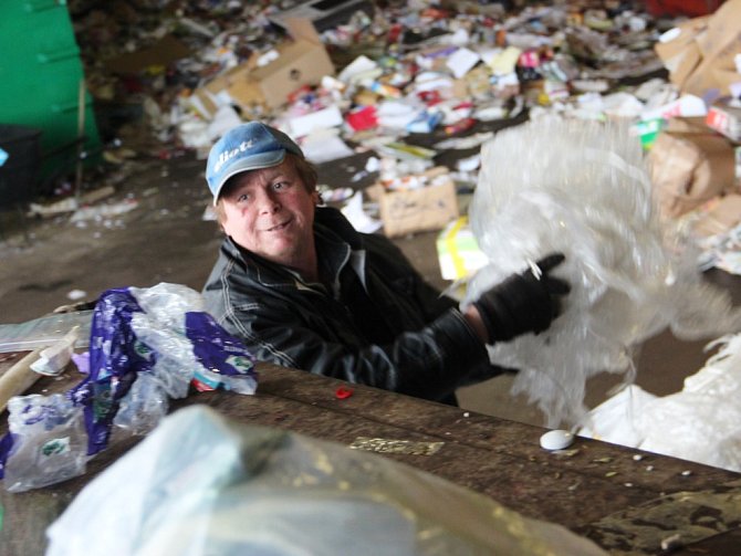 PAVEL DOHNAL je jedním z pracovníků, kteří v Úpici obsluhují lis na zpracovávání plastového odpadu.
