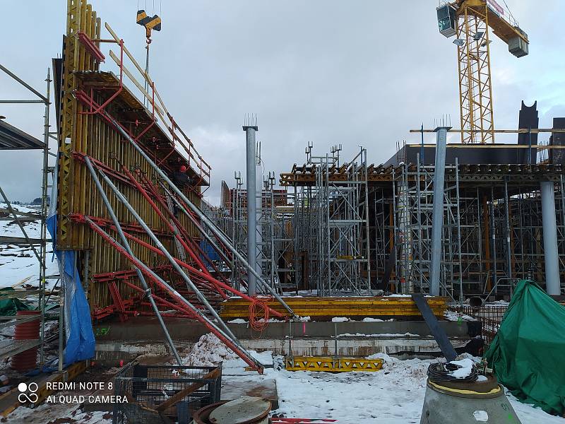 Ve Vrchlabí je i v zimě v plném proudu výstavba krytého bazénu. Na snímku je stav stavby v prosinci 2021.