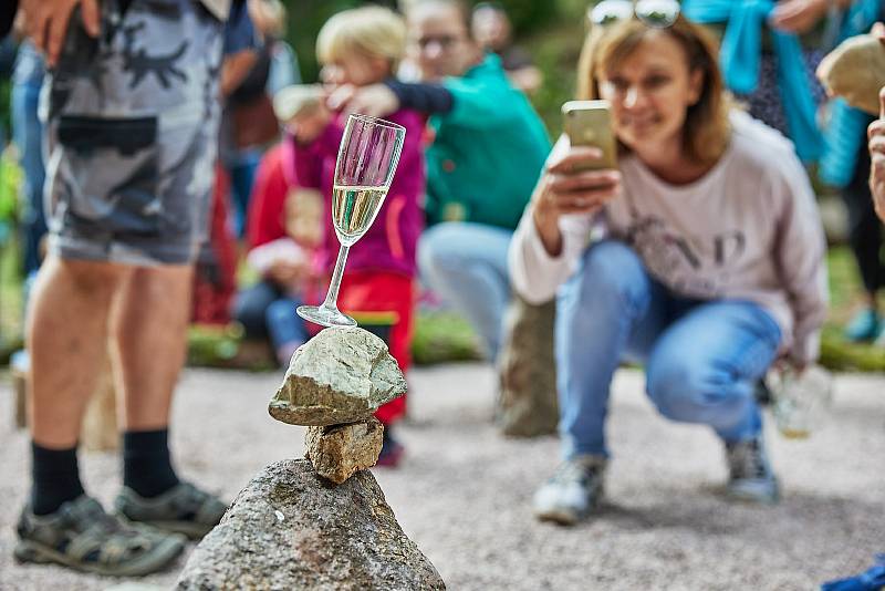 Pokřtěno! První hřiště na světě pro stone balancing nebo-li vyvažování kamenů bylo v sobotu otevřeno u lesní plovárny Retropark Sejfy v Mladých Bukách.