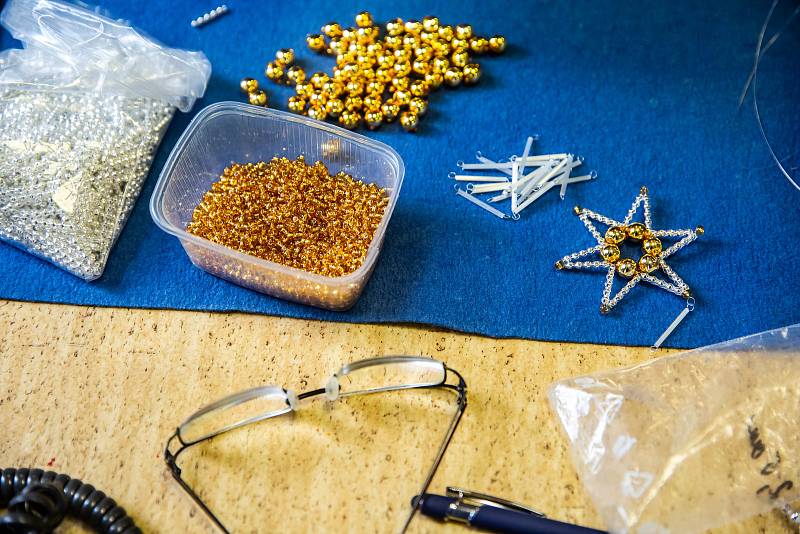 Piplačka. Výroba perličkových vánočních ozdob v Poniklé ve firmě Rautis prochází řetězcem ručních prací.
