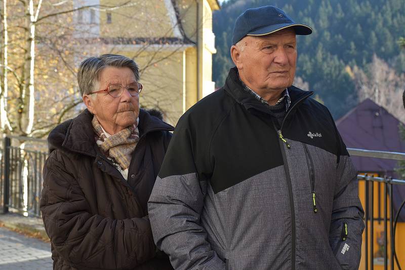 Jan Hainiš z Janských Lázní má unikátní sbírku pohlednic a fotografií lázeňského střediska, ale také historických lyží a saní.