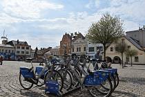 V pondělí 2. května instalovali pracovníci bikesharingové společnosti nextbike Czech Republic sdílená kola ve Dvoře Králové nad Labem.