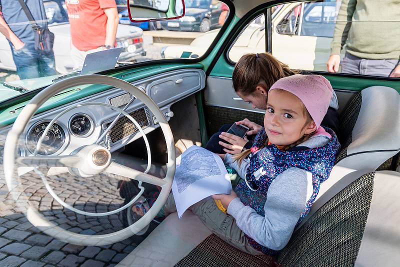 Veteran Car Club Dvůr Králové nad Labem pořádal přehlídku a jízdu historických vozidel Než vypustíme vodu z chladiče.