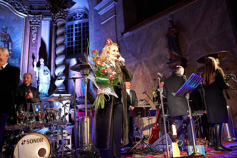 Tříkrálový koncert zpěvačky Moniky Absolonové a Boom!Bandu Jiřího Dvořáka naplnil kostel sv. Mikuláše v Horní Brusnici.