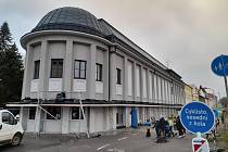 V Trutnově pokračuje rekonstrukce kina Vesmír za 115 milionů korun.
