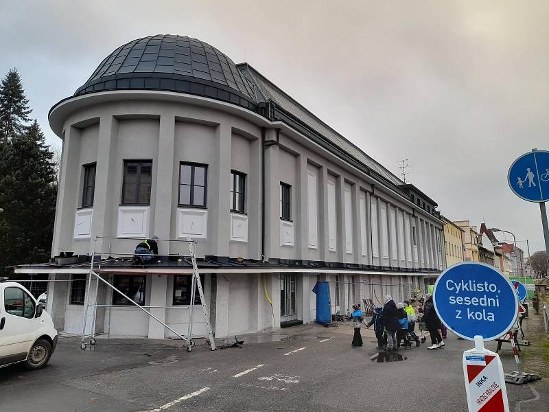 V Trutnově pokračuje rekonstrukce kina Vesmír za 115 milionů korun.