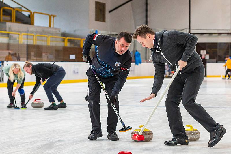 Na zimním stadionu v Trutnově se hrál v sobotu Krkonošský pohár v curlingu.