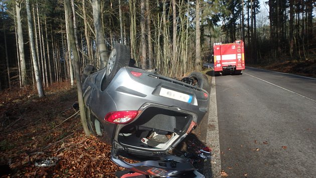 Auto po nehodě skončilo na střeše.