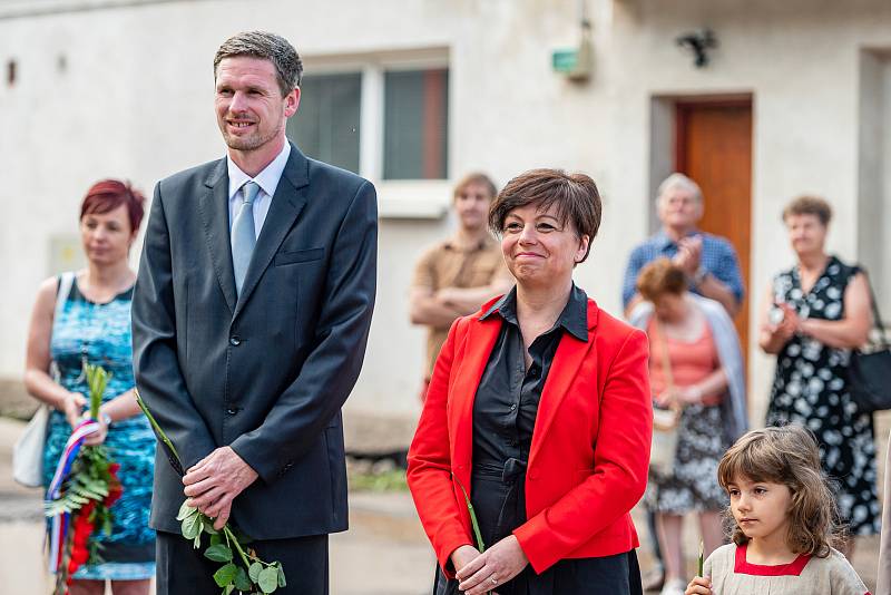 Odhalení kamenů zmizelých veliteli sokolské odbojové skupiny S 21 B Josefu Schejbalovi a jeho spolupracovníkovi Stanislavu Prouzovi v Malých Svatoňovicích.