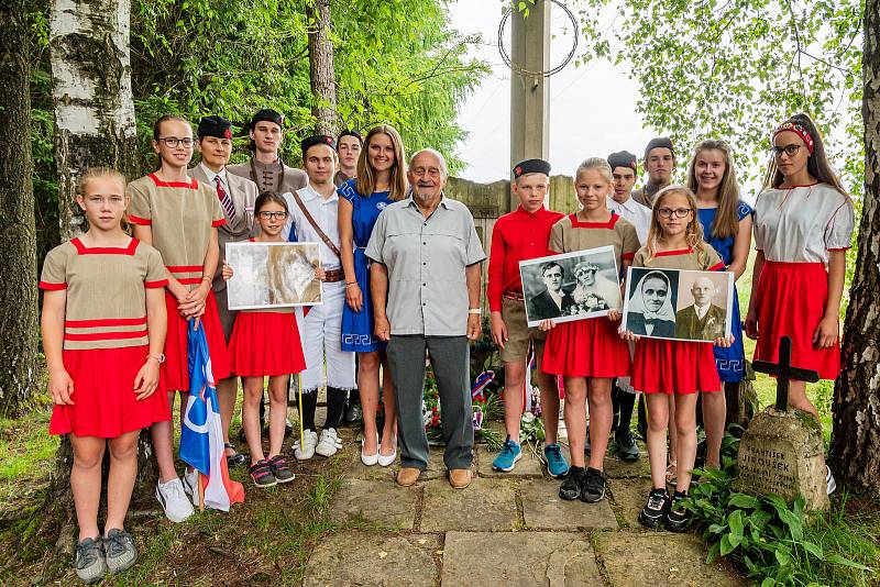 Odhalení kamenů zmizelých veliteli sokolské odbojové skupiny S 21 B Josefu Schejbalovi a jeho spolupracovníkovi Stanislavu Prouzovi v Malých Svatoňovicích.