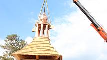 Specializovaná firma tesařů zrekonstruovala zvonici v Havlovicích na Trutnovsku.