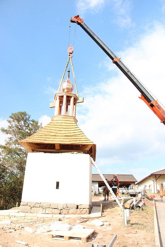 Specializovaná firma tesařů zrekonstruovala zvonici v Havlovicích na Trutnovsku.