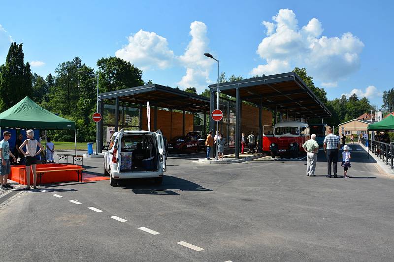 Slavnostní otevření autobusového nádraží v Hostinném.