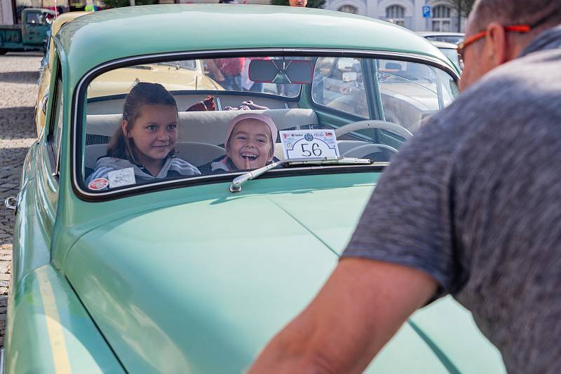 Veteran Car Club Dvůr Králové nad Labem pořádal přehlídku a jízdu historických vozidel Než vypustíme vodu z chladiče.