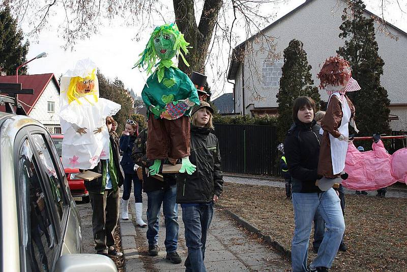 Masopustní průvod ve Dvoře Králové zorganizovala ZŠ Podharť