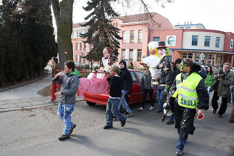 Masopustní průvod ve Dvoře Králové zorganizovala ZŠ Podharť