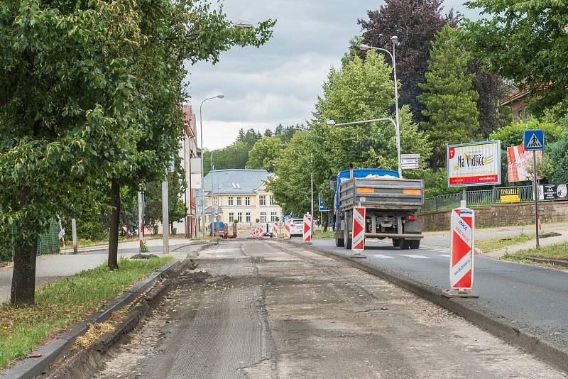 Oprava silnice v Pražské ulici v Trutnově.