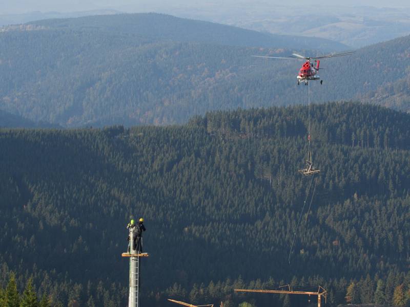 Dvoutunové podpěry nové lanovky na trase Horní Mísečky - Medvědín usazoval vrtulník. V provozu ji chtějí mít letos o Vánocích.