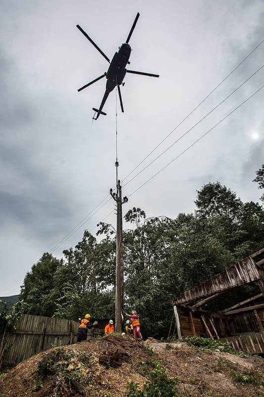 V Černém Dole na Trutnovsku byly usazeny nové stožáry elektrického vedení. Kvůli nepřístupnému terénu pro jeřáb musel stožáry usadit speciální vrtulník.