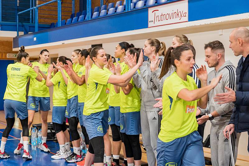 Basketbalistky Trutnova podlehly vysoko úřadujícím mistryním republiky.