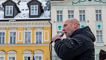 Demonstrace odpůrců protipandemických opatření v Trutnově na Krakonošově náměstí v neděli 23. ledna.