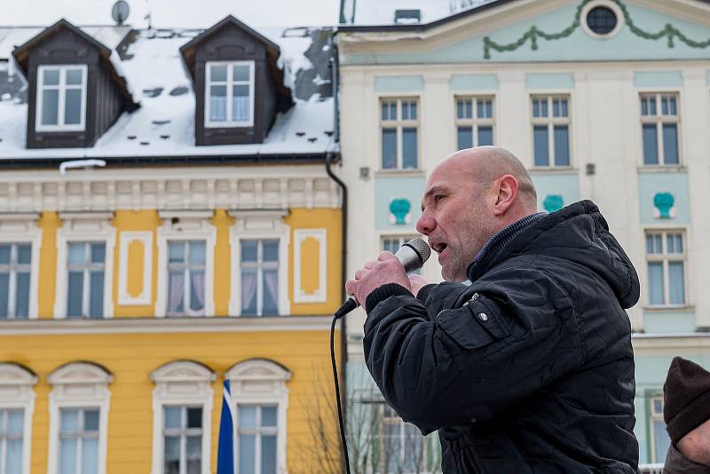 Demonstrace odpůrců protipandemických opatření v Trutnově na Krakonošově náměstí v neděli 23. ledna.