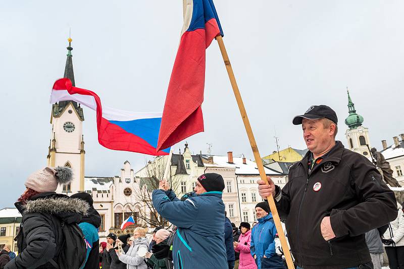 Demonstrace odpůrců protipandemických opatření v Trutnově na Krakonošově náměstí v neděli 23. ledna.