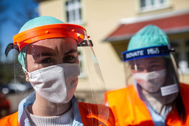 Ochranné pomůcky z Číny jsou terčem kritiky. Na jejich kvalitu si stěžoval i krajský náměstek pro zdravotnictví Aleš Cabicar.