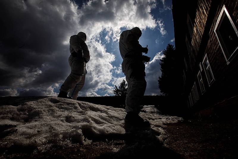 Cvičení záchranářů v Peci pod Sněžkou bylo zaměřeno na zvládnutí situace s výskytem vysoce nakažlivého onemocnění.